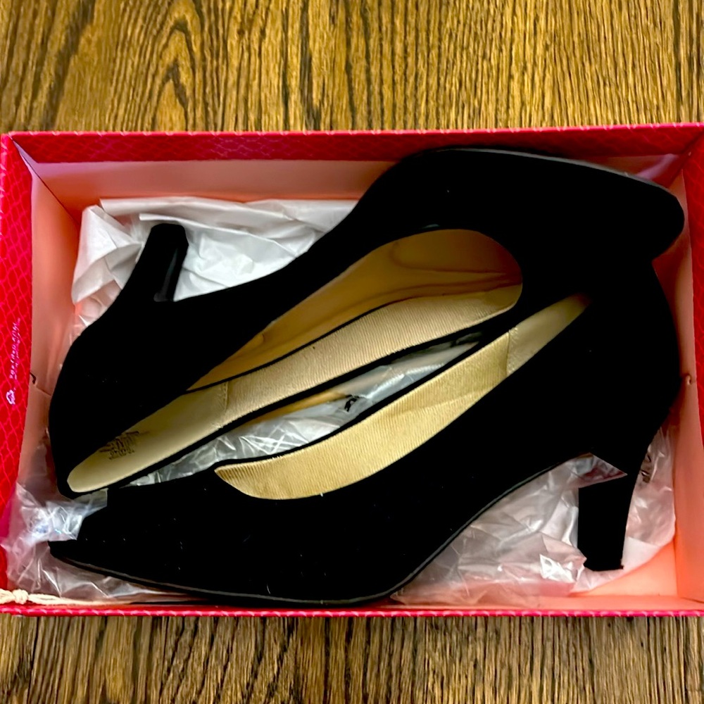 Black heels. Excellent condition